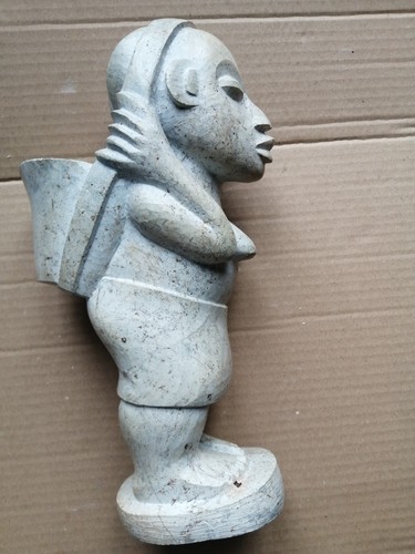 Une statue femme sur socle - femme,