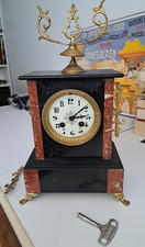 Pendule style Napoléon III en marbre et bronze–Fonctionnelle–Décoration cassée