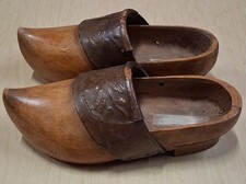 Sabots bois anciens avec motifs chêne glands cuir sur le dessus