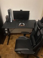 Ps5 avec chaise ergonomique, bureaux gaming avec écrans 144 hz et casque gaming.