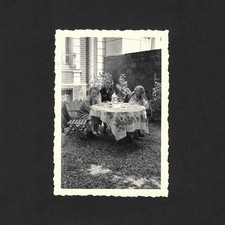Famille femmes perplexe table