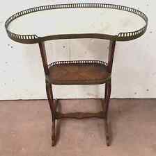 Petite table rognon de style en acajou et placage   . XIX siècle .