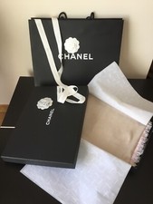Étole Chanel Camélia soie et cachemire d’occasion 