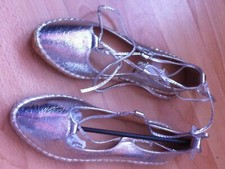 Espadrilles avec lacets P. 36. ARGENTEES. Taillent plutôt en 37.  