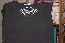 tee shirt noir avec tête de mort ajourée au dos. Taille L