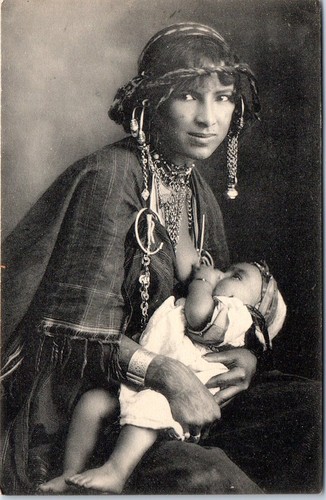 Tunisie bedouine allaitant - tunisie,