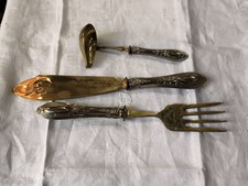 Couverts de service à poisson  métal  argenté doré cicelé manche  argent fourré