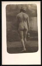 Photo-AK Femme Nue Avec Bandeau Et Cruche Vue De Dos Acte