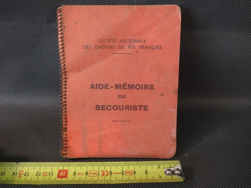 Ancien petit livre carnet aide