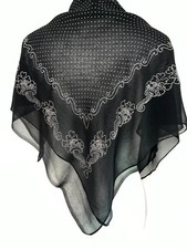 Ancien foulard ou fichu en crèpe de soie noir  décor perlé 90 cm x 77 cm