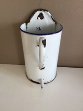 Bouquetière/ fontaine murale /ancien pot à lavement en tôle émaillée 2 litres