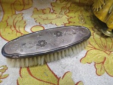 ancienne   brosse en metal argenté epoque 1960 a decor de roses fleurs