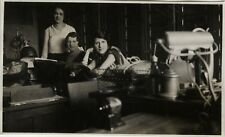 PHOTO ANCIENNE - VINTAGE SNAPSHOT - BUREAU SECRÉTAIRE TRAVAIL LAMPE FEMME - WORK