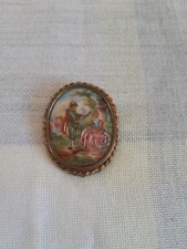 Broche ancienne en porcelaine peinte de Limoges – décor de personnages