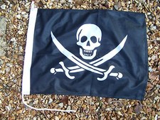 DRA037  PETIT DRAPEAU PIRATE 30 X40 CM   NEUF AVEC  LIEN BATEAUX ST MALO CRANE