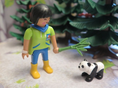 Soigneuse bébé panda - soigneuse,