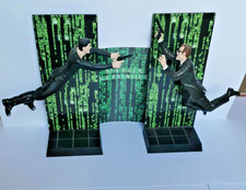 FIGURINES MATRIX - NEO VS AGENT SMITH SCENE DE COMBAT AVEC ARMES + CARTE POSTALE