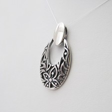 Pendentif ajouré motif fleurs