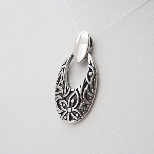 Pendentif ajouré motif fleurs