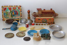 Lot d'accessoires de dinette et divers jouets