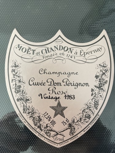 Une étiquette champagne - une,