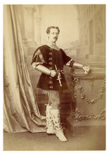 Homme en costume renaissance