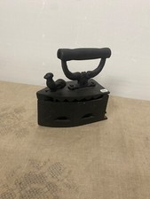 Ancien fer à repasser en fonte avec manche en bois décors coq ?