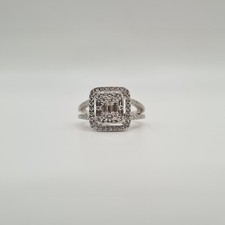 Bague or blanc 18 carats sertie de diamants ronds et baguettes