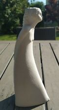 Sculpture femme en pierre blanche. Marbell stone Art Belgium. Haut 25 cm. 