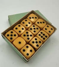 Boite de 12 anciens dés