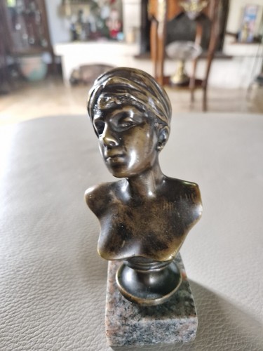 Buste bronze signé e - en,