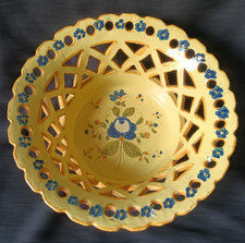 Corbeille faïence ajourée à fond jaune décor floral. Manufacture de Malicorne ??