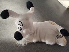 Doudou peluche chien allongé