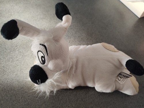Doudou peluche chien allongé