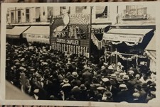 Braderie 1931 foule chapelier Courtois Triperie Lachenal photo CPA Nord