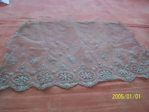 Dentelle ancienne brodée sur