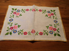 Linge ancien  1 Napperon  lin blanc brodé a la main de fleurs