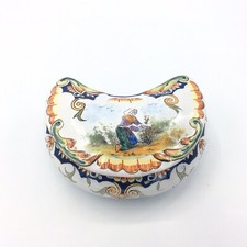 Boîte bonbonnière en faïence de Desvres décor vieux Rouen signé Jules Verlingue