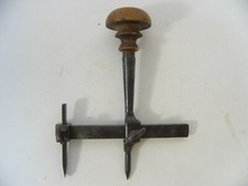 Ancien outil compas coupe