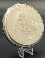 Poudrier Stratton à décor floral gravé en métal chromé, vers 1970