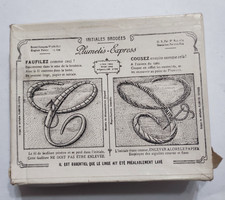 boite 10 lettres brodées " C " PLUMETIS-EXPRESS N°5 mercerie monogramme initiale