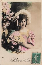 CP BONNE FETE JEUNE FILLE CHAPEAU FROUFROU AVEC ROSES FLEURS - 55372
