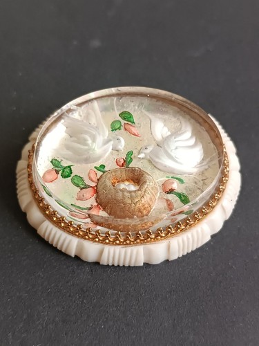 Broche ancienne en - **, lucite