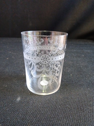 Verre ancien ciselé 5cm - h, 9.5cm