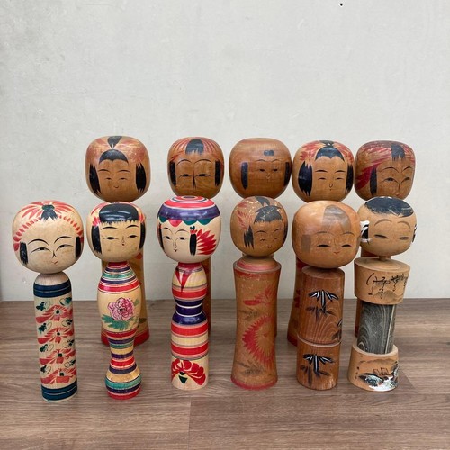 Lot poupées - 11,