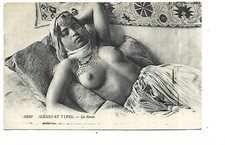 MAURESQUE AUX SEINS NUS