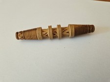 Ancien étui à aiguille en bois sculpté couture porte XIXème