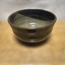 Bol à thé dégradé vert et marron, rond, base marquée, d'occasion