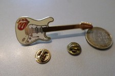 Rare Badge pin s broche ROLLING STONES Guitare musique rock signe THE STONES