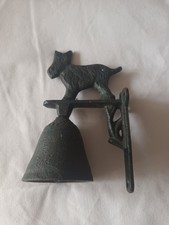 Cloche en fonte décorée avec